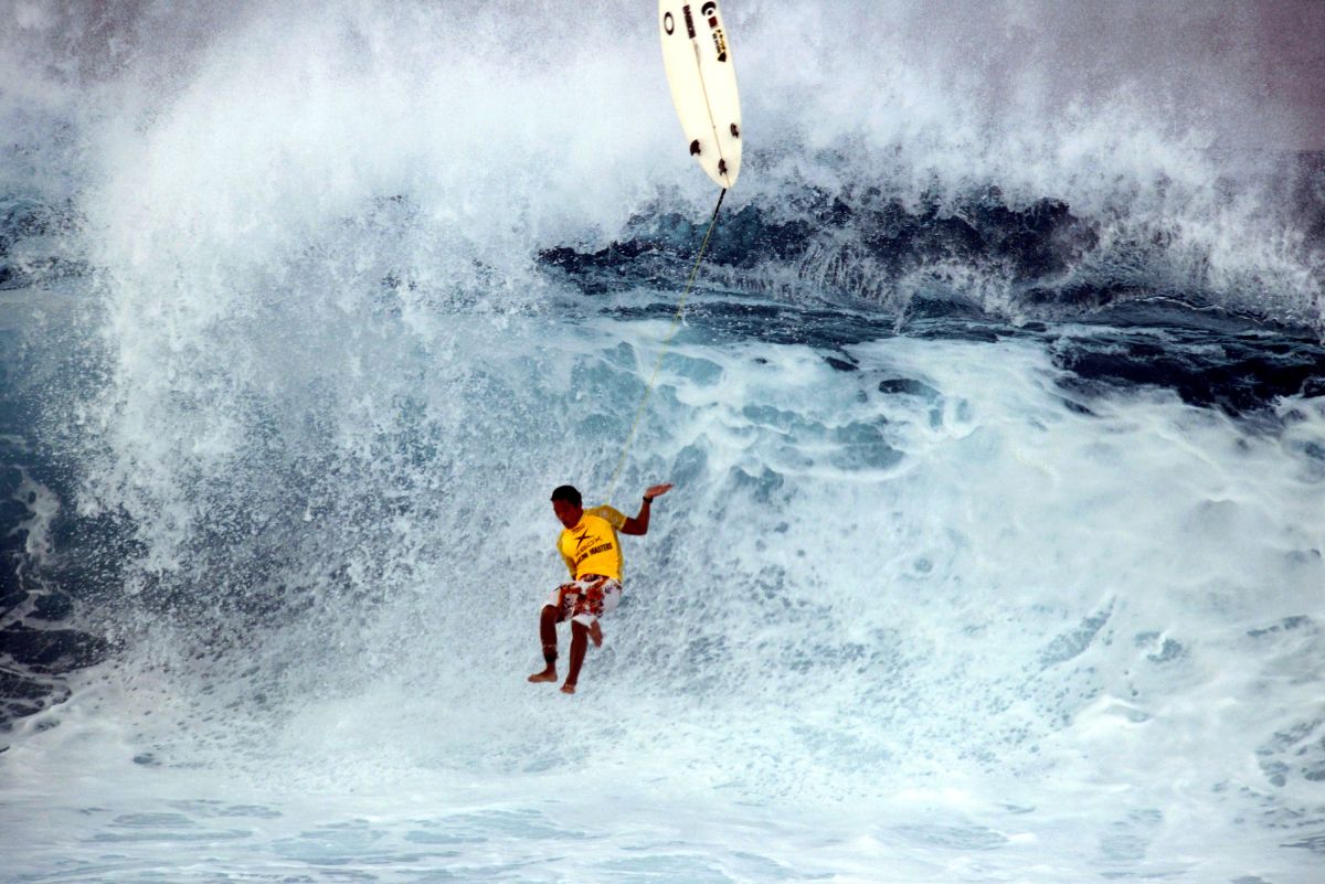 Mikala Jones surfeando en su natal Hawái en el  2002.