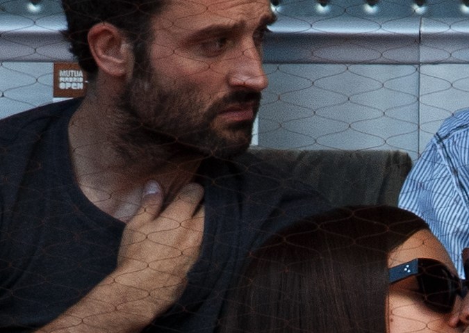 Cristiano Ronaldo (R) besa a su novia Irina Shayk durante el partido entre Rafael Nadal y David Ferrer de España el día siete del torneo de tenis Mutua Madrid Open en la Caja Mágica el 10 de mayo de 2013 en Madrid, España. Foto: Jasper Juinen/Getty Images.