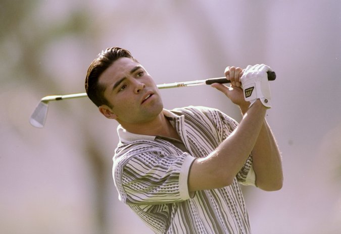14 de enero de 1998: Oscar De La Hoya mira su tiro durante el Bob Hope Classic en el Indian Wells Country Club en Indian Wells, California. Foto: Harry How/Getty Images/Allsport.