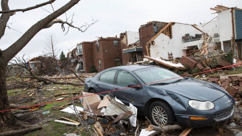 Tornado en Canadá arrasó con decenas de casas y ganado en Alberta