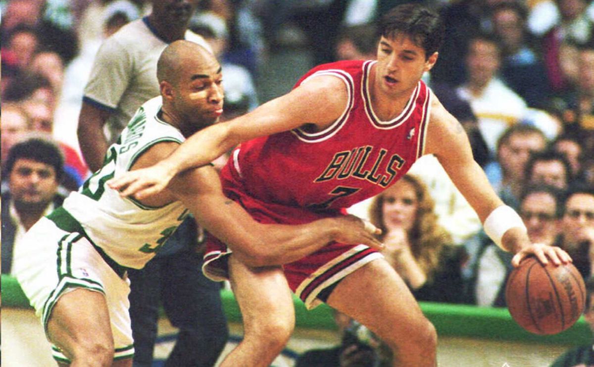Toni Kukoc durante su época como jugador de los Chicago Bulls.