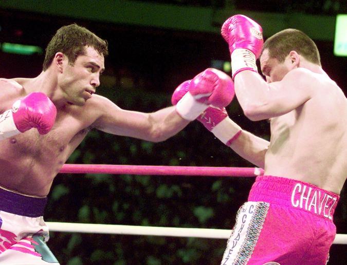 El campeón defensor de peso welter del WBC, Oscar de la Hoya (L), de los EE. UU., se balancea con la izquierda contra el retador Julio Cesar Chavez (R). De la Hoya retuvo su título con un nocaut técnico en el octavo asalto. Foto: OHN GURZINSKI/AFP vía Getty Images.