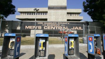 Los Angeles, UNITED STATES: A bank of public phones outside Men's Central Jail in downtown Los Angeles, 10 September 2006. Sheriff's officials acknowledge that they have been overwhelmed by a week's worth of violence in Los Angeles County jails which has left one inmate dead at Pitchess North County Correctional Facility, and at least 28 hospitalized and nearly 90 injured at Pitchess' and other Los Angeles County jail facilities. Violence has continued at Pitchess in Castaic as well as at the Men's Central Jail in downtown Los Angeles. AFP PHOTO / Robyn Beck (Photo credit should read ROBYN BECK/AFP via Getty Images)