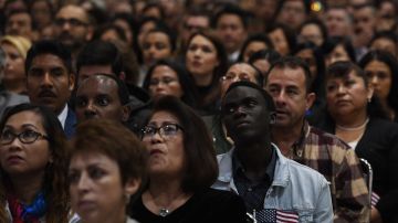 Inmigrantes juran lealtad a Estados Unidos al recibir la ciudadanía estadounidense.