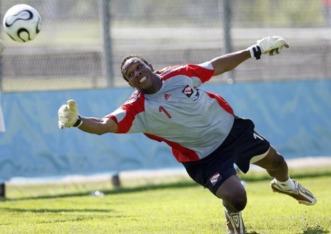 Shaka Hislop se sumerge por el balón durante una sesión de entrenamiento en el estadio " In der Ahe " en Rotenburg, norte de Alemania, el 18 de junio de 2006.