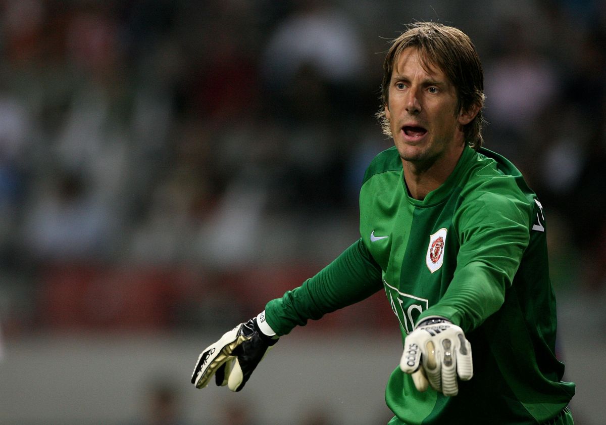 Edwin Van der Sar dando indicaciones a sus compañeros del Manchester United en el 2006.