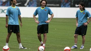 Diego Milito, Rafa Márquez y Messi en un entrenamiento del FC Barcelona. CESAR RANGEL - Getty Images.