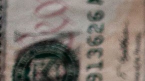 El peso mexicano retrocedió frente al dólar.