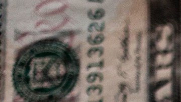 El peso mexicano retrocedió frente al dólar.