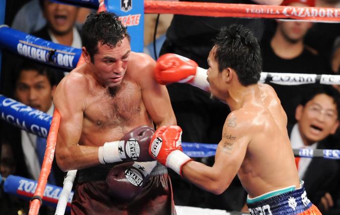 Manny Pacquiao (R) conecta un puñetazo en la cara de Oscar de la Hoya durante su enfrentamiento de pesos welter en el MGM Grand Garden Arena en Las Vegas, Nevada, el 6 de diciembre de 2008. El filipino detuvo al mexicano después de ocho asaltos. Foto: JEWEL SAMAD/AFP via Getty Images.