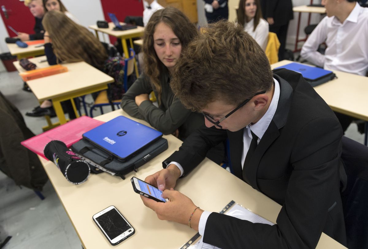 Países Bajos alistan prohibición de celulares a estudiantes mientras están en clase