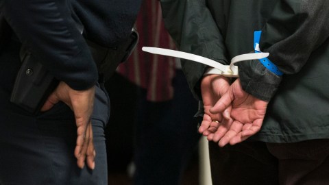 Arrestan a hombre de Minnesota por atropellar a su esposa y darse a la fuga