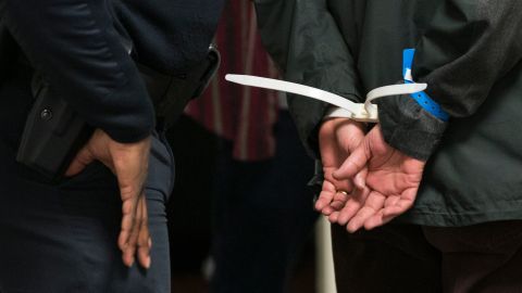 Arrestan a hombre de Minnesota por atropellar a su esposa y darse a la fuga
