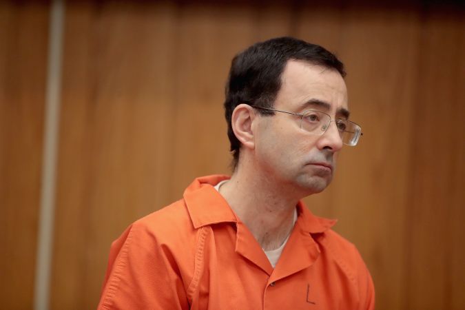 En plena crisis carcelaria, Médico condenado por abusar sexualmente de gimnastas olímpicas es apuñalado en Florida