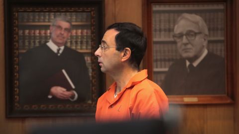 En plena crisis carcelaria, Médico condenado por abusar sexualmente de gimnastas olímpicas es apuñalado en Florida