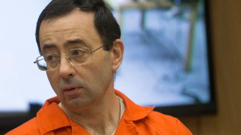 Larry Nassar, ex médico olímpico y condenado por cientos de abusos sexuales.