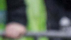 Tony Alfaro con los colores del Sounders, disputa desde el suelo un balón contra Tristan Blackmon.