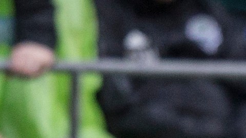 Tony Alfaro con los colores del Sounders, disputa desde el suelo un balón contra Tristan Blackmon.