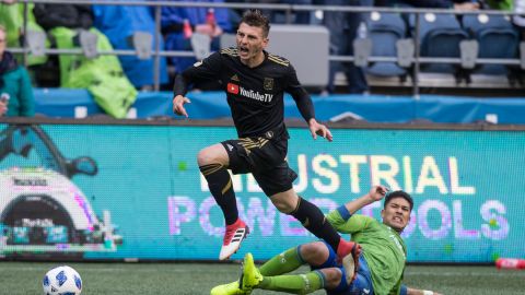 Tony Alfaro con los colores del Sounders, disputa desde el suelo un balón contra Tristan Blackmon.