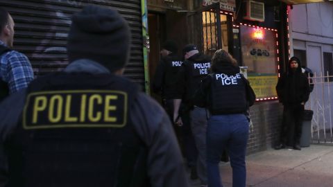 ICE mantiene sus operativos contra indocumentados.