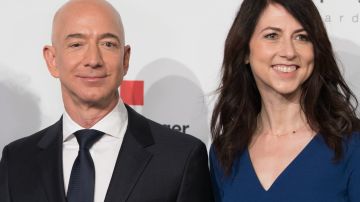Amazon CEO Jeff Bezos and his wife MacKenzie Bezos poses as they arrive at the headquarters of publisher Axel-Springer where he will receive the Axel Springer Award 2018 on April 24, 2018 in Berlin. (Photo by JORG CARSTENSEN / dpa / AFP) / Germany OUT (Photo by JORG CARSTENSEN/dpa/AFP via Getty Images)