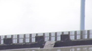 Visitantes caminan hasta el muro fronterizo con México en el Parque de la Amistad el 29 de abril de 2018.