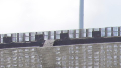 Visitantes caminan hasta el muro fronterizo con México en el Parque de la Amistad el 29 de abril de 2018.