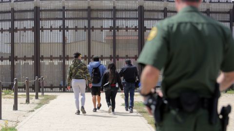 Visitantes caminan hasta el muro fronterizo con México en el Parque de la Amistad el 29 de abril de 2018.