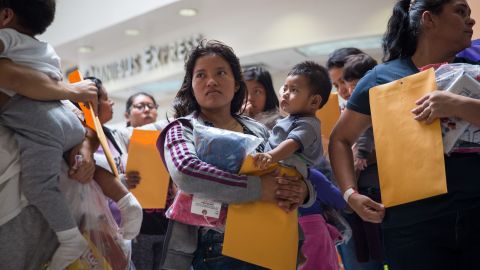 Texas ha enviado a miles de inmigrantes en autobuses a ciudades en otros estados.