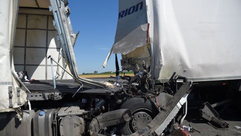 VIDEO: Conductor de grúa se queda sin frenos y salta de grúa en movimiento en México