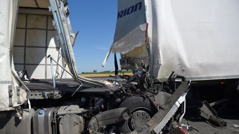 VIDEO: Conductor de grúa se queda sin frenos y salta de grúa en movimiento en México