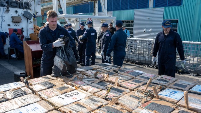 Guardacostas descarga más de $158 millones en cocaína y marihuana en San Diego