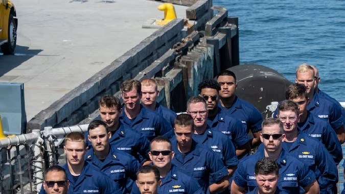 Guardacostas descarga más de $158 millones en cocaína y marihuana en San Diego