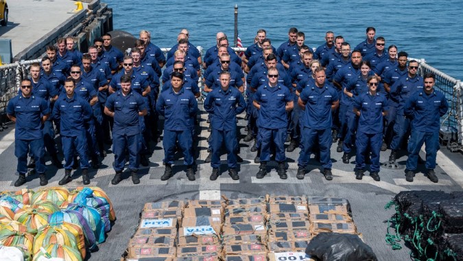 Guardacostas descarga más de $158 millones en cocaína y marihuana en San Diego