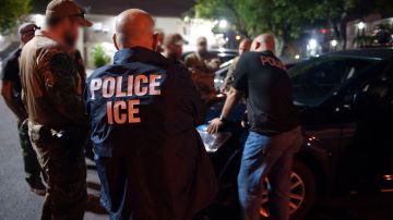 ICE mantiene operativos para detener a inmigrantes.