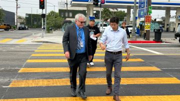 El concejal Kevin de León junto con funcionarios del Departamento de Transportación pone en marcha varias medidas para mejorar la seguridad para los peatones. (Araceli Martínez/La Opinión)