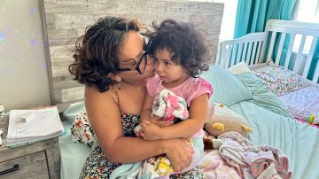 Yanira Rivas Pineda con su hija Arinay de dos años. (Araceli Martínez/La Opinión)