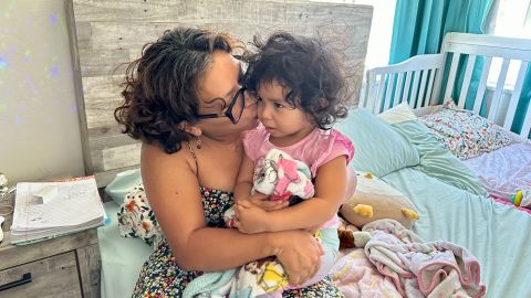 Yanira Rivas Pineda con su hija Arinay de dos años. (Araceli Martínez/La Opinión)