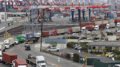 Congestión de vehículos pesados y contaminantes en los puertos de Long Beach y Los Ángeles.