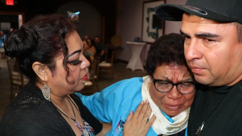 Lucía Rodríguez Adrián, de 64 años, madre de Ernesto Beltrán Hernández y de Carmen Hernández Rodríguez lloraba cuando pudo fundirse en abrazos con ellos,