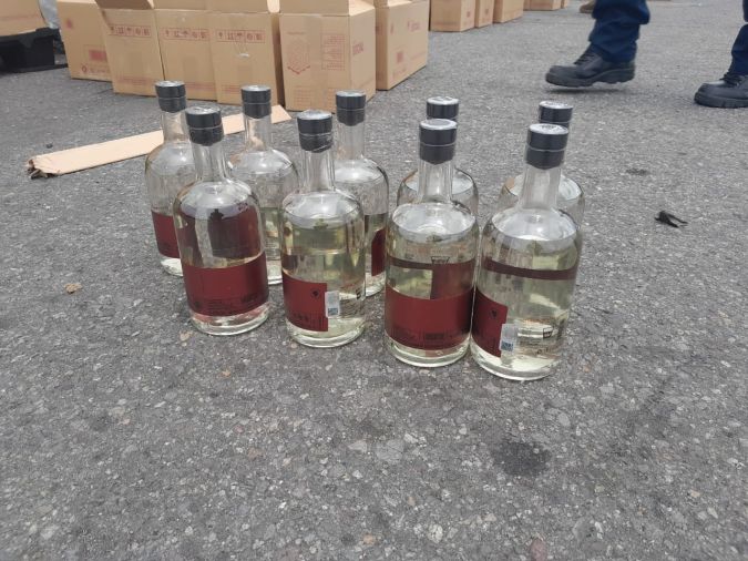 Marina en México halla cargamento con casi 12,000 libras de metanfetamina ocultos en botellas de mezcal