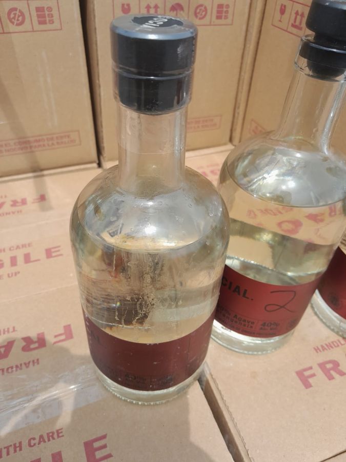 Marina en México halla cargamento con casi 12,000 libras de metanfetamina ocultos en botellas de mezcal