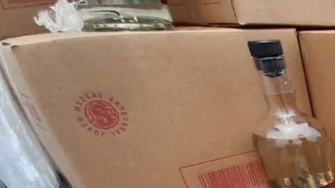 Marina en México halla cargamento con casi 12,000 libras de metanfetamina ocultos en botellas de mezcal