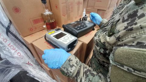 Marina en México halla cargamento con casi 12,000 libras de metanfetamina ocultos en botellas de mezcal