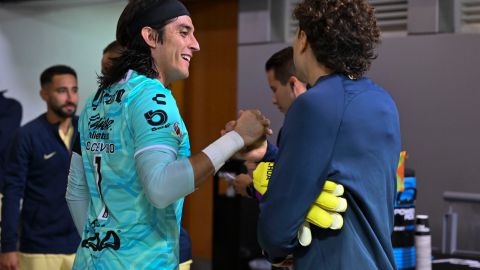 Carlos Acevedo y Guillermo Ochoa en un encuentro entre América y Santos.