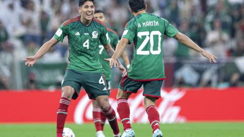 Edson Álvarez (i) y Henry Martín (d) durante el Mundial Qatar 2022.