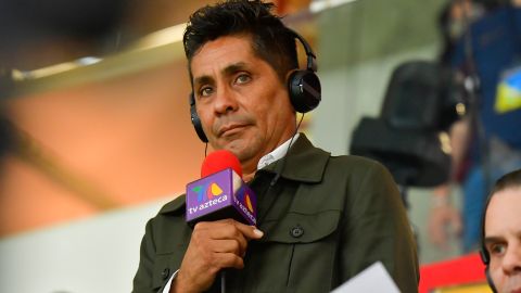 Jorge Campos, leyenda del fútbol mexicano y analista deportivo.