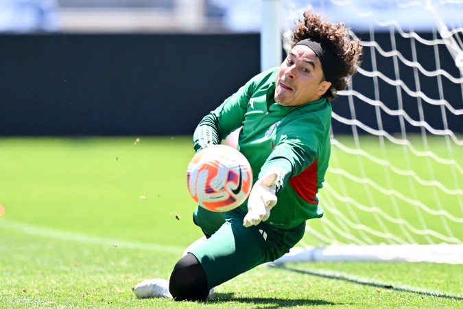 Guillermo Ochoa durante un entrenamiento del Tri.