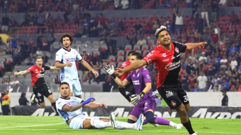 Eduardo Aguirre celebra el primer gol de su equipo.