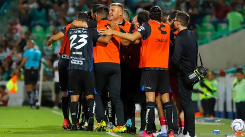 Jugadores de Gallos celebrando un gol en La Corregidora.